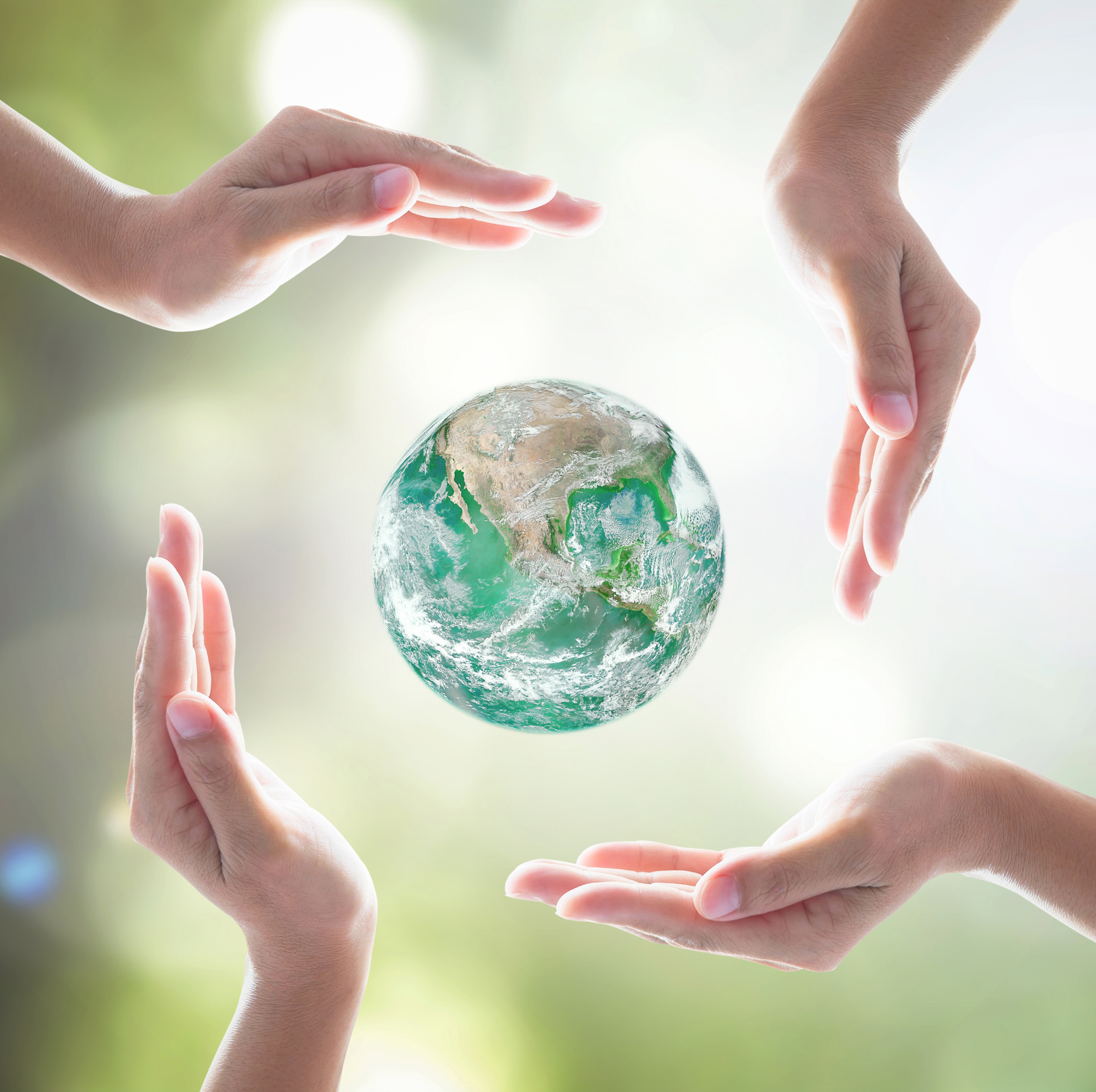Pessoa praticando consumo consciente com produtos sustentáveis e ecológicos ao ar livre