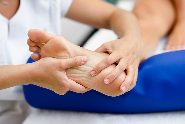 Pessoa com diabetes cuidando dos pés, verificando por bolhas e lesões