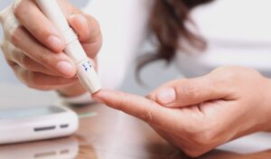 Paciente diabético monitorando os níveis de glicose no sangue devido ao tratamento com insulina