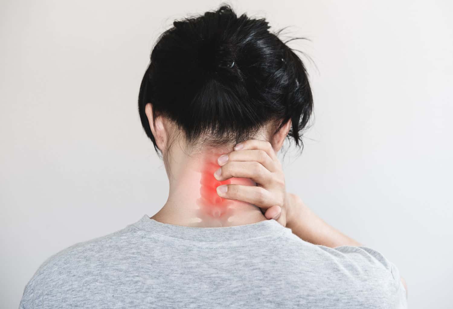 Ilustração mostrando a região cervical e escápulas com destaque para pontos de dor e estruturas musculares