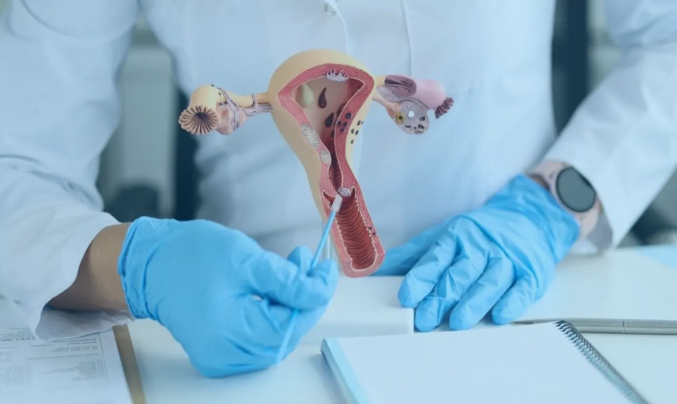 Mulher realizando o Exame Papanicolau com a orientação de um médico.