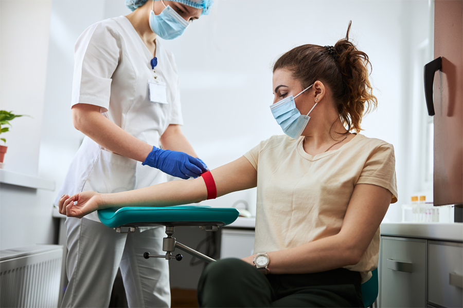 Profissionais realizando procedimentos de hemoterapia com foco na coleta e processamento de sangue.