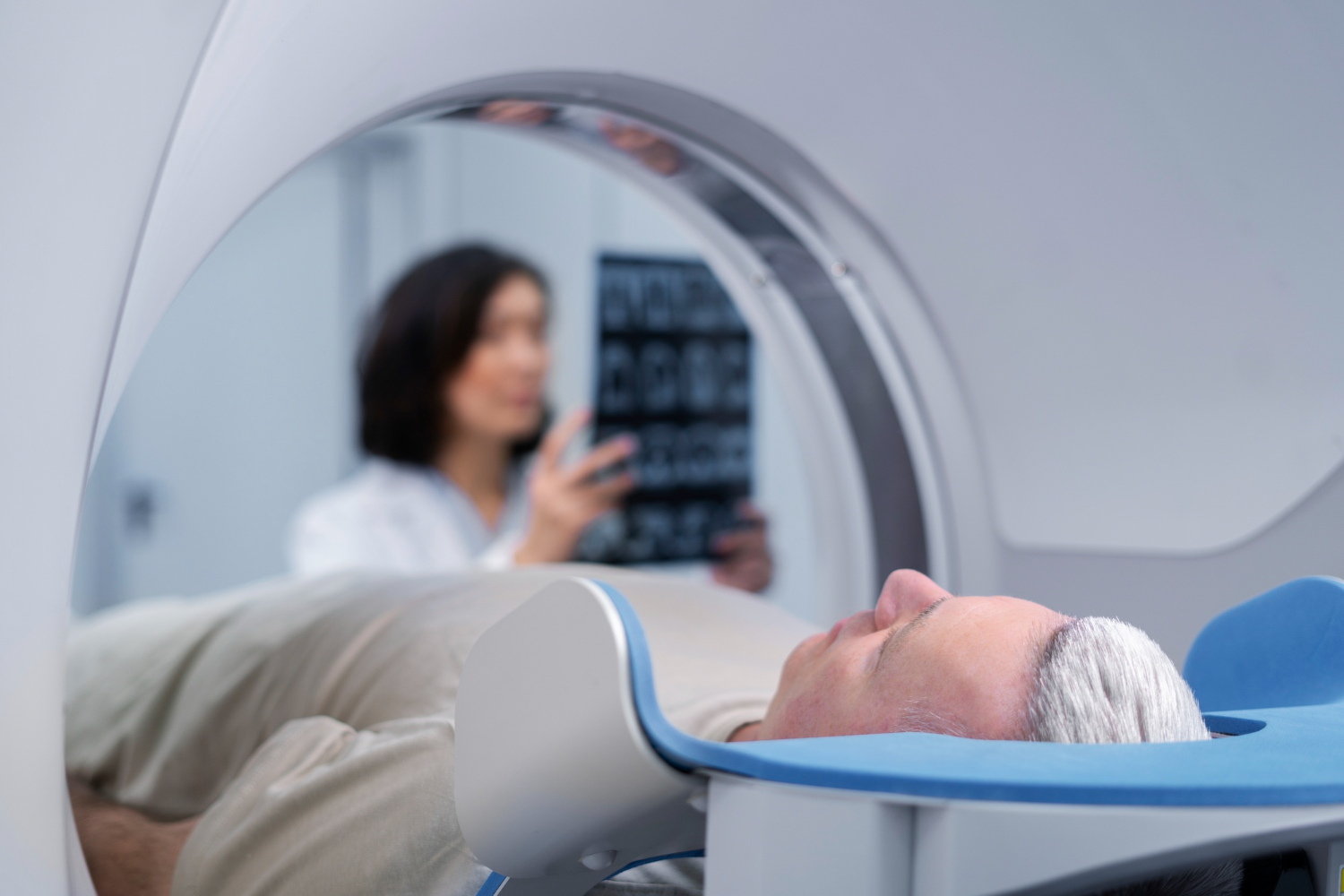 Paciente realizando angiotomografia com suporte de telemedicina